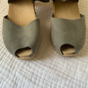 Bryr Miranda Peep Toe Clogs gray size 38